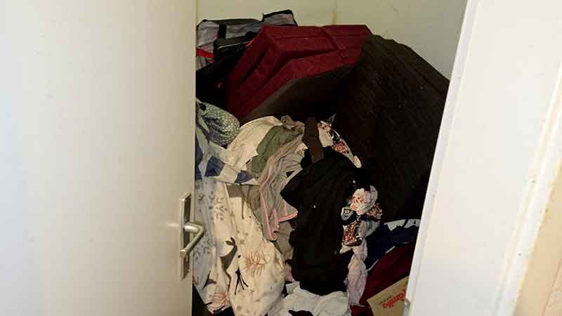 08 suelldorf messie wohnung abstellraum mit textilien