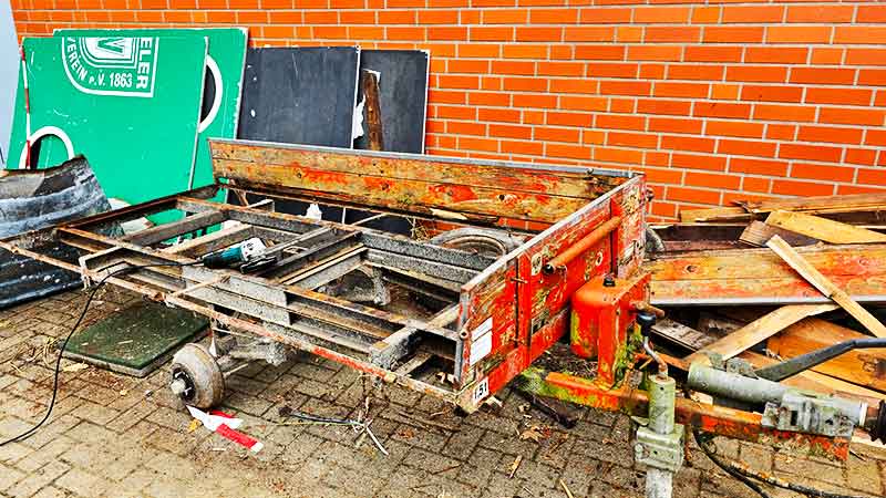 02 wedel aussenbereich entruempeln anhaenger fuer abtransport vorbereitet