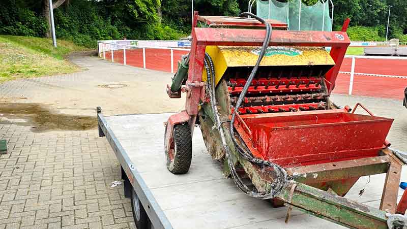 06 wedel aussenbereich entruempeln maschine zum abtransport verladen
