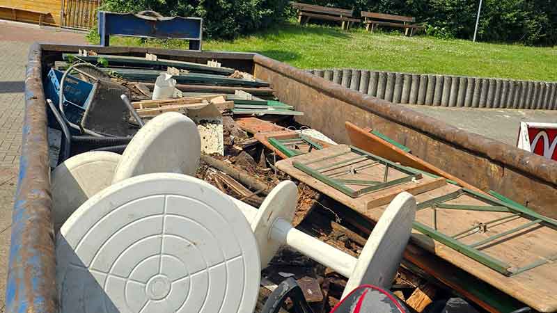 11 wedel aussenbereich entruempeln sperrmuellcontainer zur entsorgung