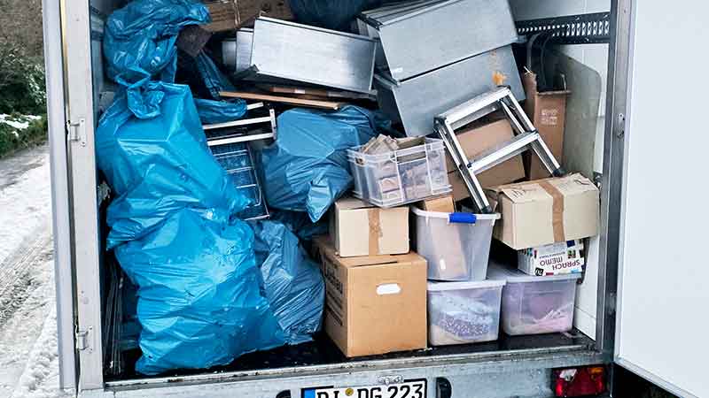 2 rissen sperrmuell fahrzeug beladen vor abtransport