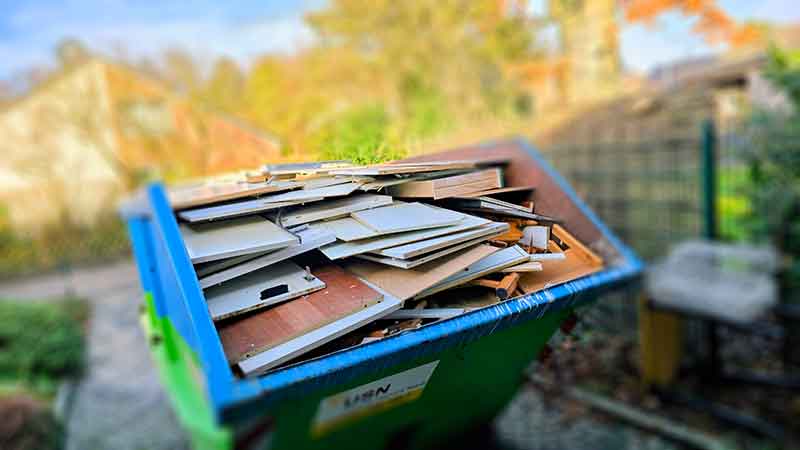 Voller Sperrm&uuml;llcontainer nach einer Hausentr&uuml;mpelung in Blankenese