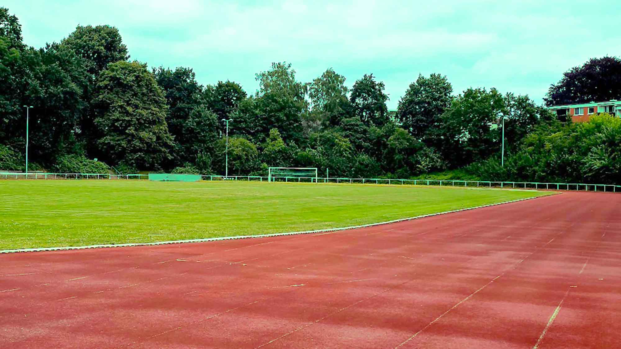 Außenbereich entrümpeln in Wedel – Räumungsarbeiten am Elbestadion