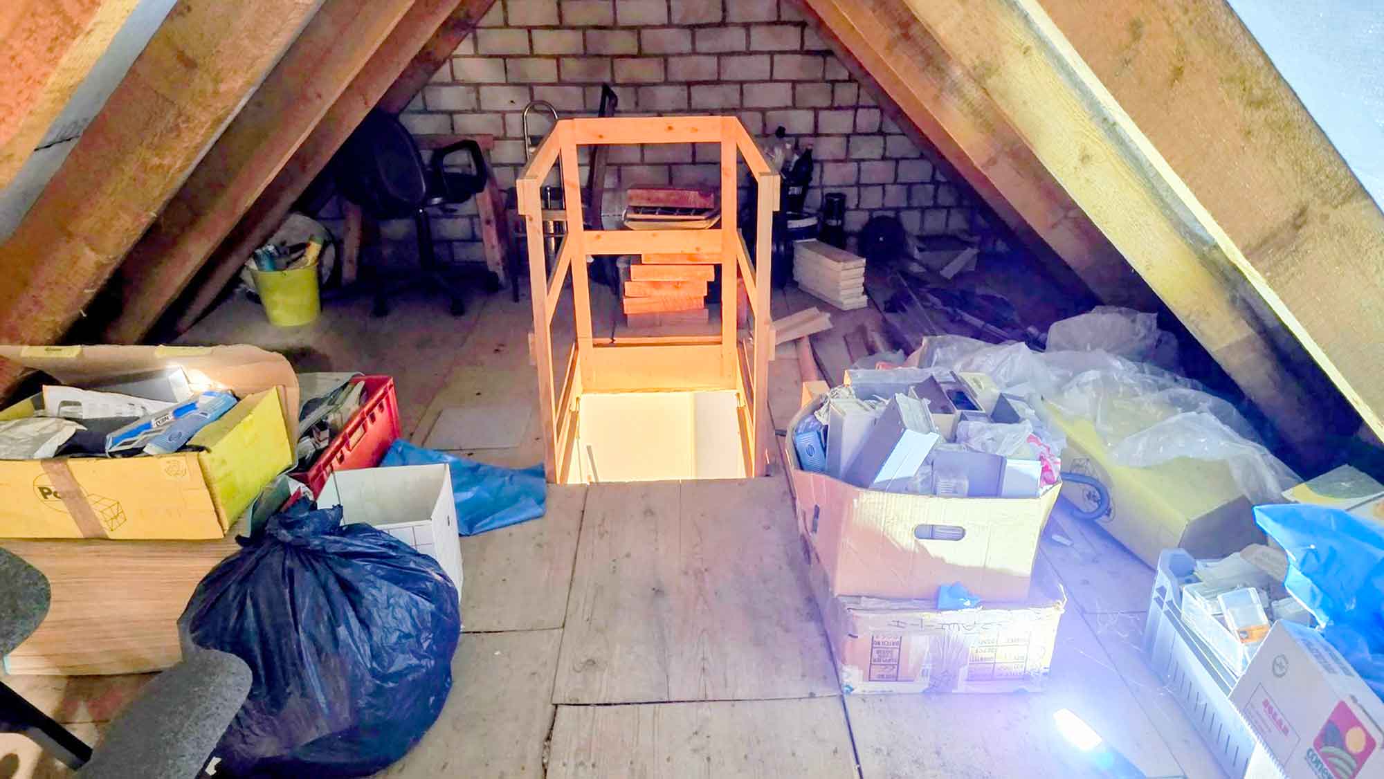Dachbodenentrümpelung in Wedel mit Fokus auf Brandschutz